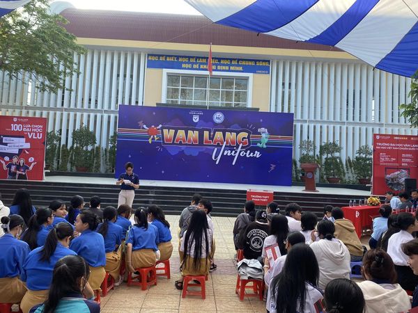 Ngày hội Văn Lang Unitour tại Trường THPT Phan Bội Châu!